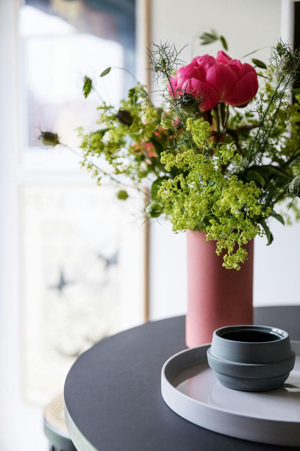Stemning på bordet Vase, brett og krukke på bordet